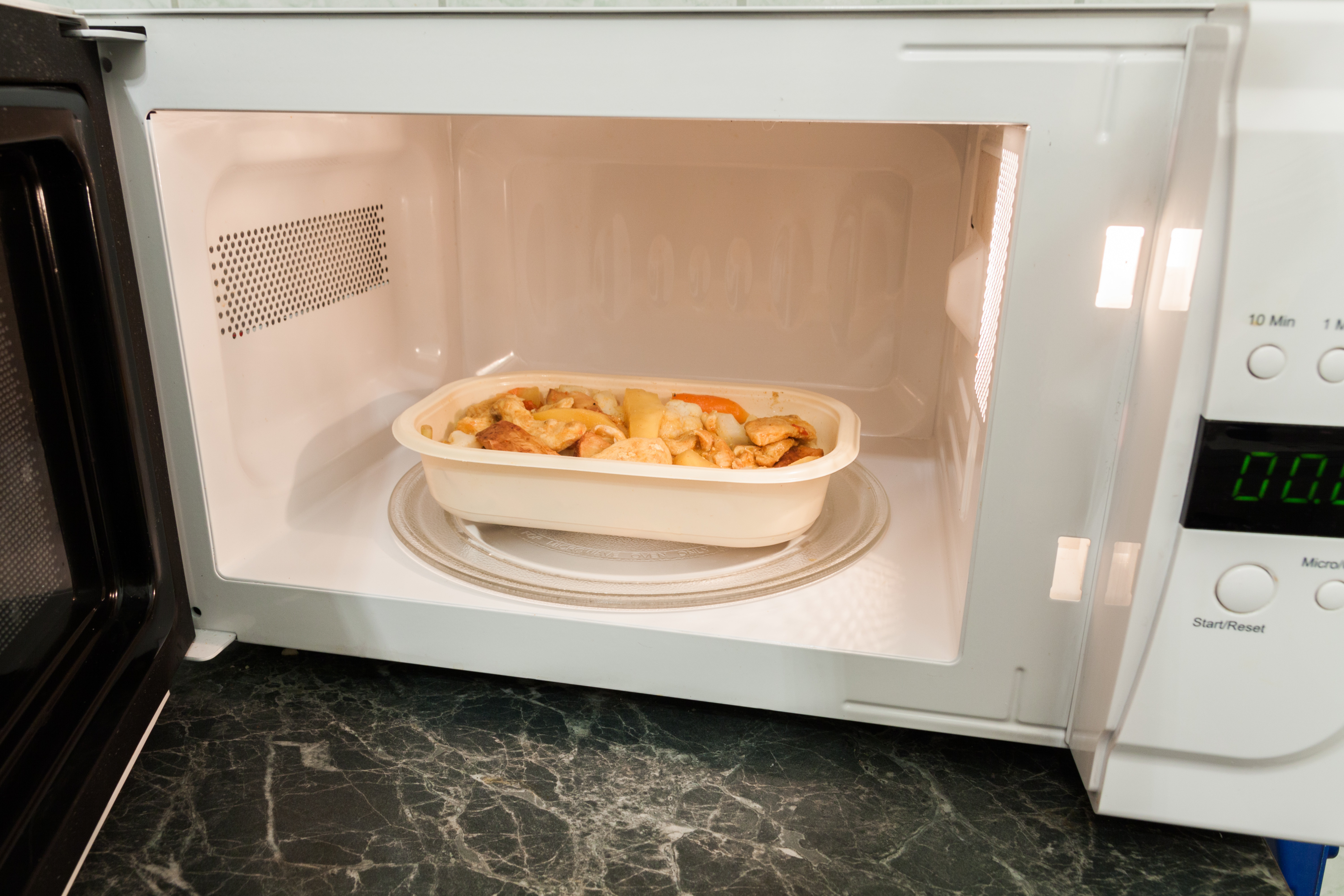 10 Things you shouldn't ever microwave-cover