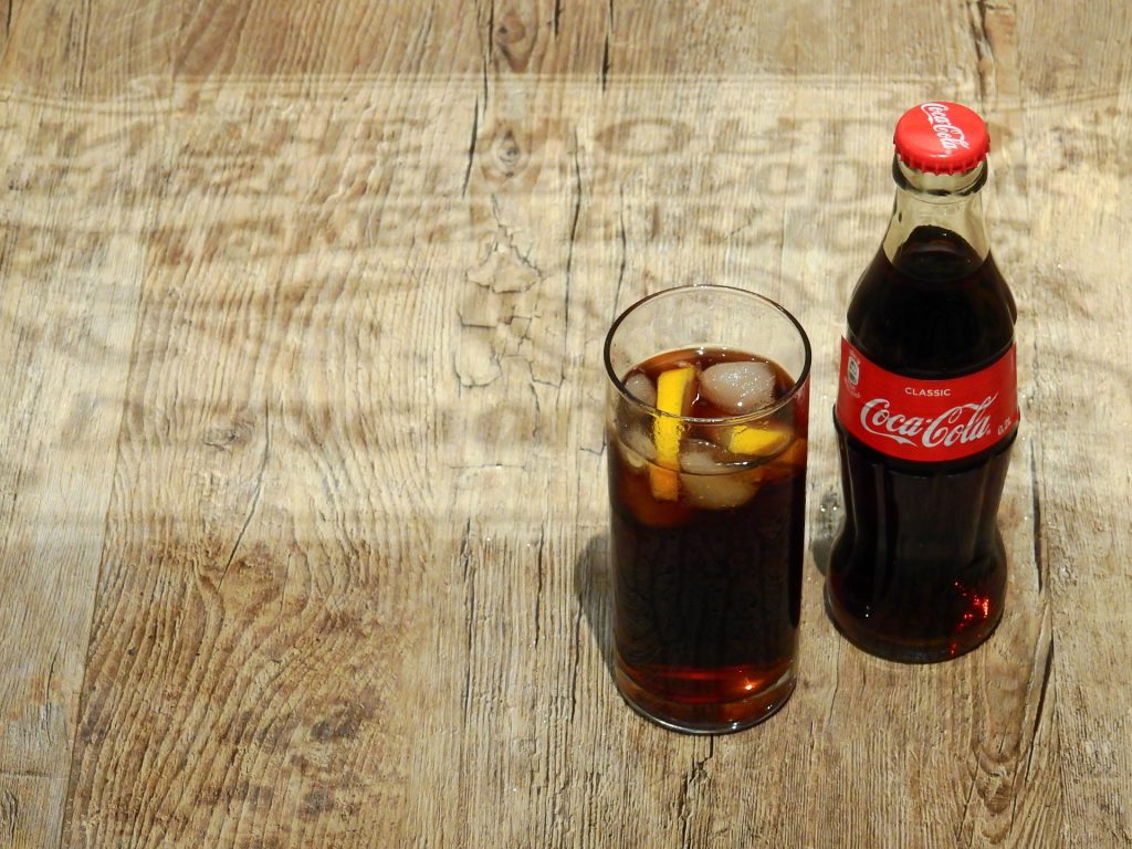 10 foods that can substitute as cleaning supplies_coke