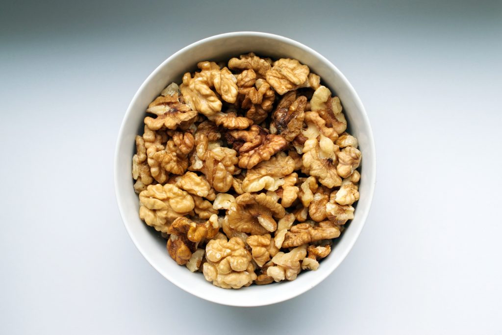 10 foods that can substitute as cleaning supplies_walnuts