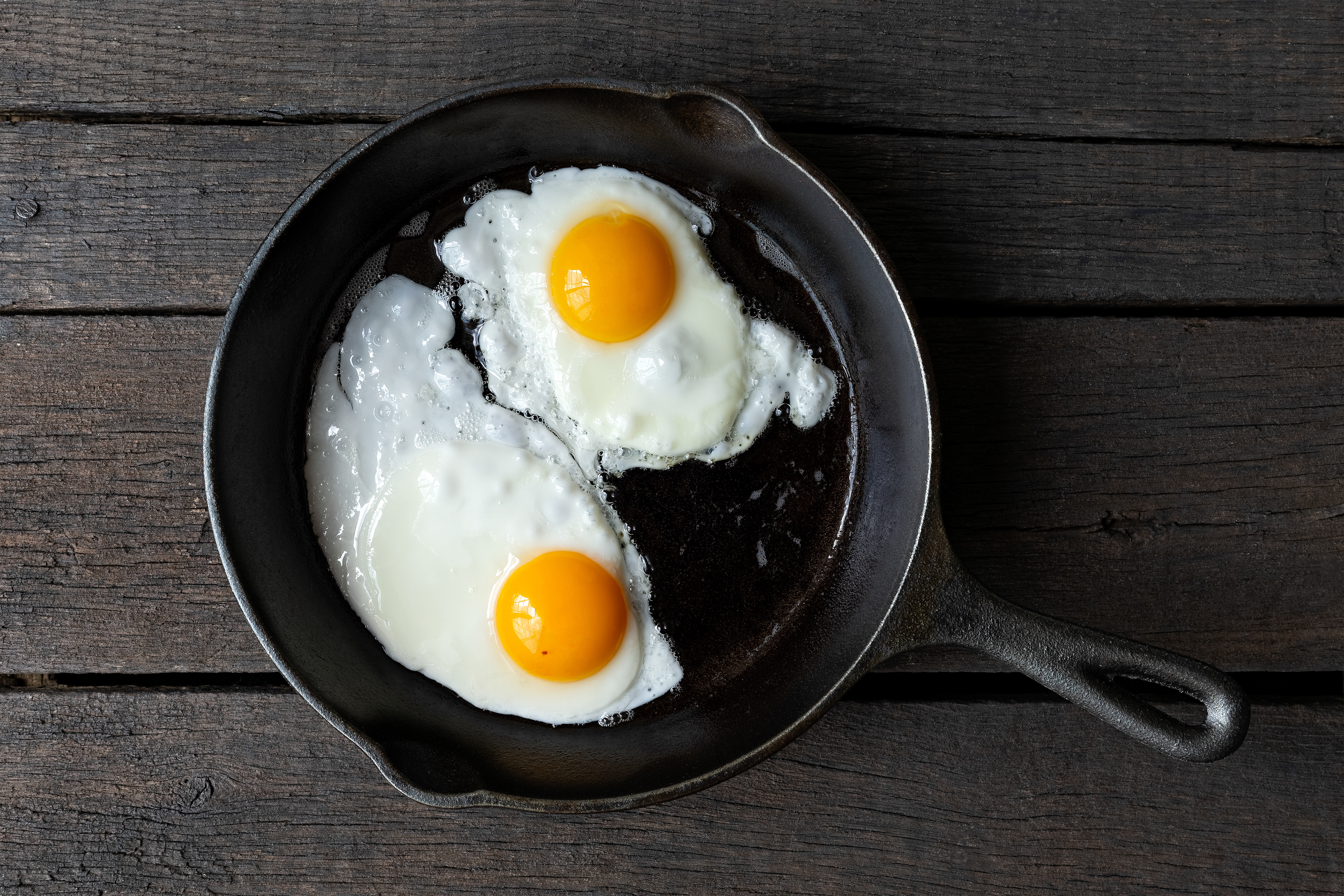 5 Types of foods to avoid cooking in your cast iron skillet