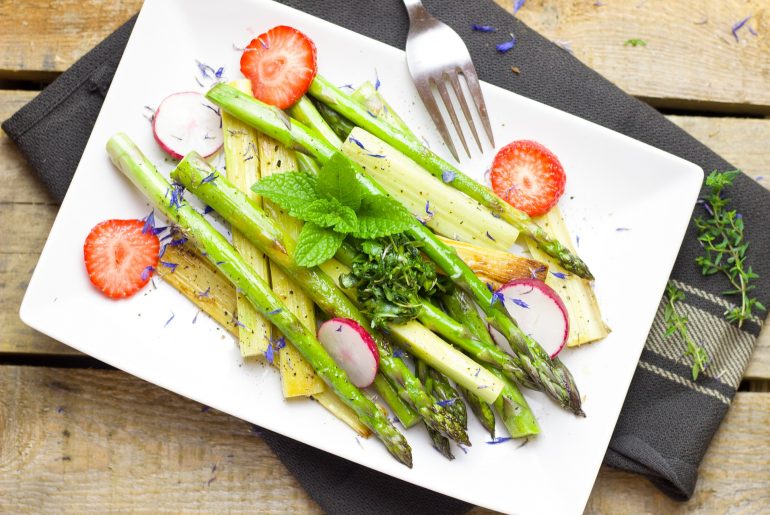 April produce guide What's in season_spring_salad_asparagus_straberries