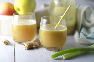 Detoxing celery, apple, ginger juice_2