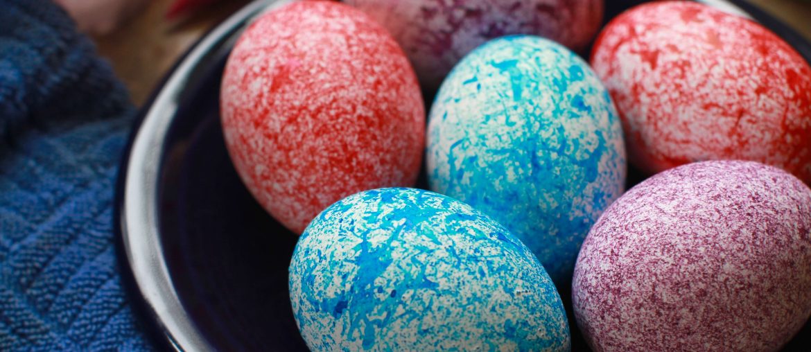 Dye speckled Easter eggs using rice this spring-1-dying eggs