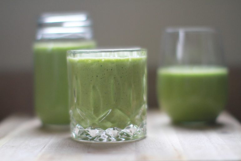 Stay full all morning with a BANANA, SPINACH, PINEAPPLE CHIA SMOOTHIE