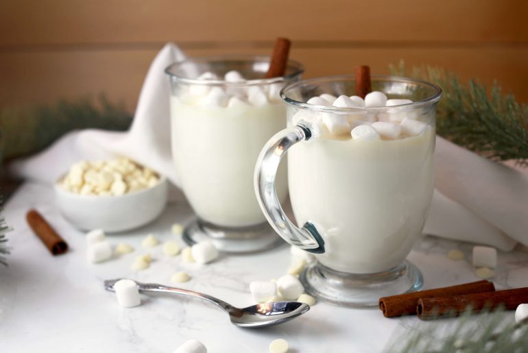 Winter white hot chocolate with cinnamon_3
