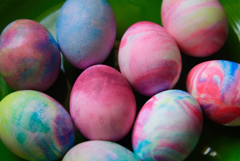 Galaxy Swirl Egg Dying With Shaving Cream by Everybody Craves