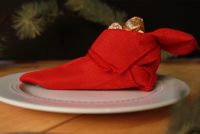 3 fun napkin folding ideas for your Christmas table_christmass tree