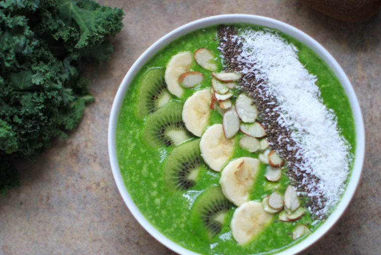Smoothie bowl, so fresh and so green by Everybody Craves