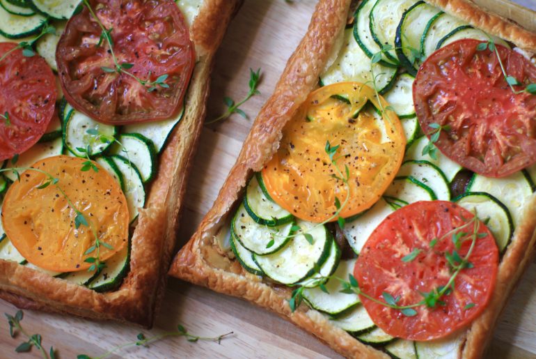 This tomato tart with zucchini, onion, goat cheese, thyme and honey mustard as delicious as it is easy to make.